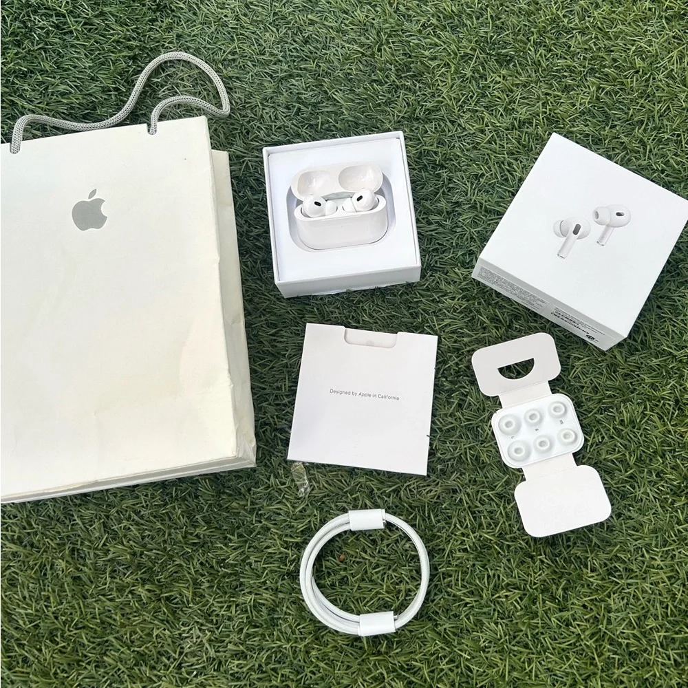 Apple White Wireless Earphones with Charging Case Gen 2